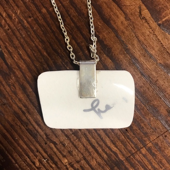 Hand made pansy Pendant, cut from a broken plate. - Picture 3 of 3